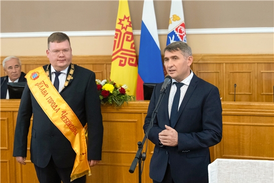 Олег Николаев поздравил нового главу города Чебоксары Олега Кортунова с избранием