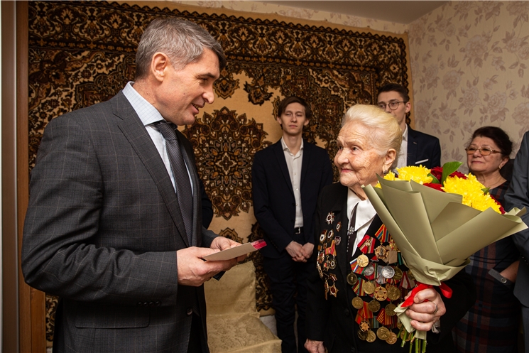 Врио Главы Чувашии Олег Николаев вручил первую памятную медаль «75 лет Победы в Великой Отечественной войне» Агриппине Алексеевне Янович
