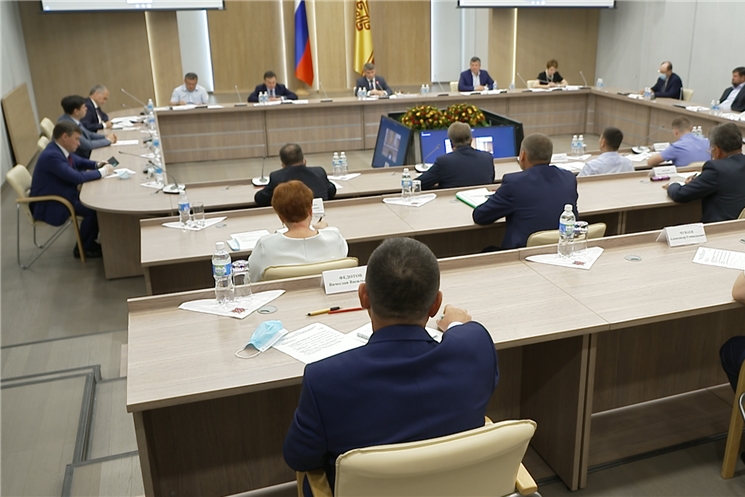 Сегодня руководители организаций транспорта и дорожного хозяйства региона обсудили проблемы перевозчиков и вопросы некачественных дорог