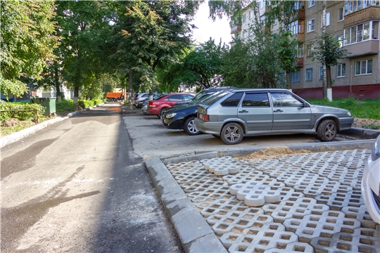 Олег Николаев в Новочебоксарске оценил благоустройство дворов и встретился с обманутыми дольщиками