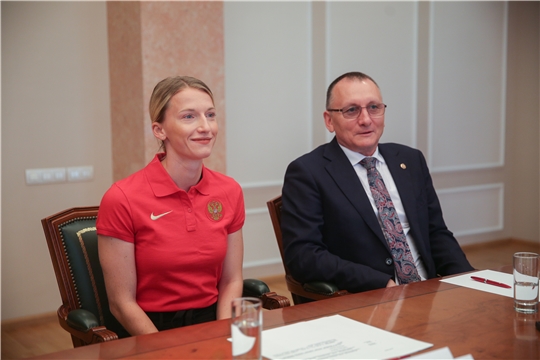 Олег Николаев поздравил чемпионку мира в прыжках с шестом Анжелику Сидорову с очередной победой