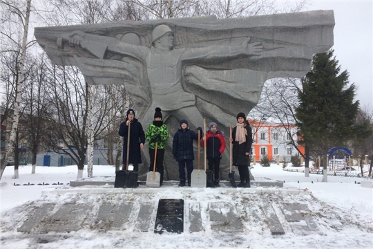 Шумерлинские волонтеры вышли на очистку памятных мест от снега