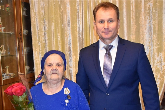 Глава администрации города Шумерля А.Д. Григорьев поздравил труженицу тыла Е.П. Ларину с 95-летием