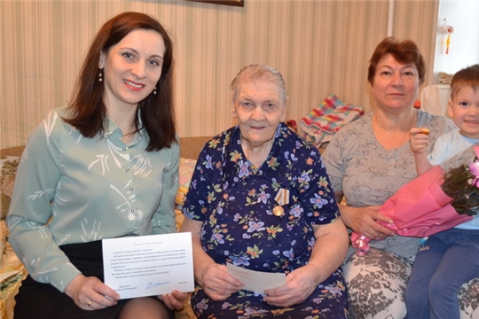 Долгожительница города Шумерля Нина Ивановна Шишканова принимала поздравление с 90-летием