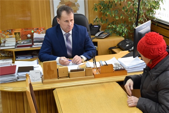 Прием граждан по личным вопросам провел глава администрации города Шумерля Алексей Григорьев