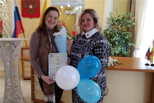 В отделе ЗАГС администрации города Шумерля поздравляли женщин, ставших родительницами накануне 8 марта
