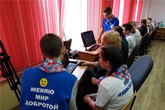 Волонтеры гимназии обучают пожилых шумерлинцев работе с интернет-ресурсами