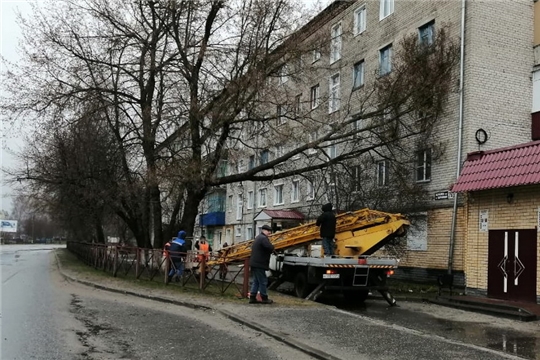 В Шумерле коммунальщики оперативно устраняют последствия сильного ветра