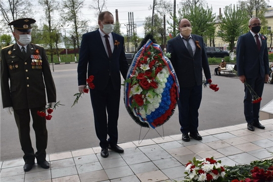 Руководство города Шумерля возложили цветы к Вечному огню