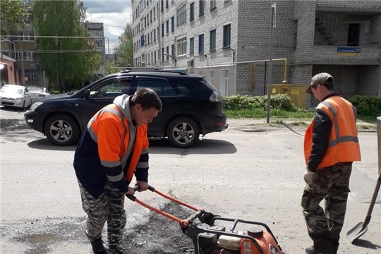 В Шумерле коммунальщики устраняют ямы на дорогах города