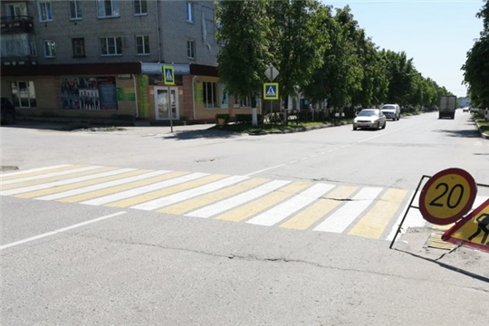 В Шумерле обновили разметку на пешеходных переходах городских дорог