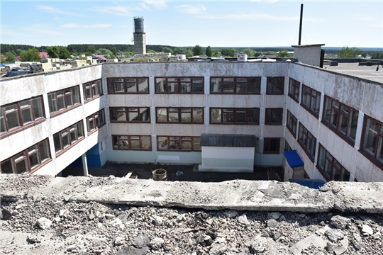 Глава администрации города Шумерля Валерий Шигашев проинспектировал ход капитального ремонта школы №6
