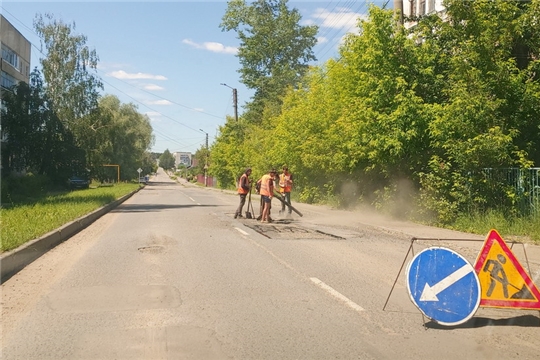В Шумерле ведутся работы по ямочному и текущему ремонту дорог