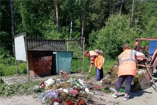 Шумерлинские коммунальщики убирают мусор с территории городских кладбищ