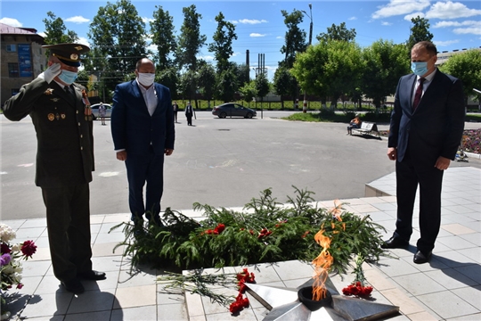 В День памяти и скорби руководство города Шумерля возложили цветы к Вечному огню