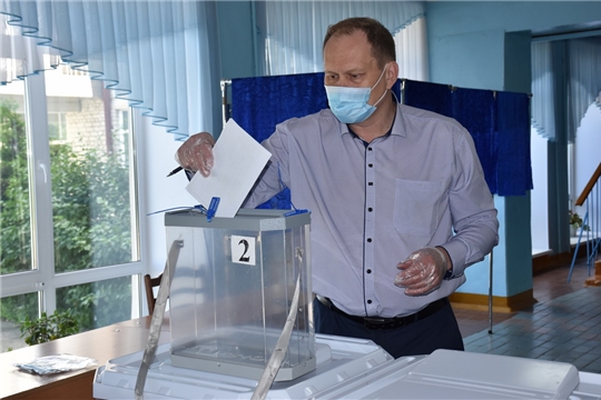 Глава администрации города Шумерля Валерий Шигашев принял участие в голосовании по поправкам в Конституцию