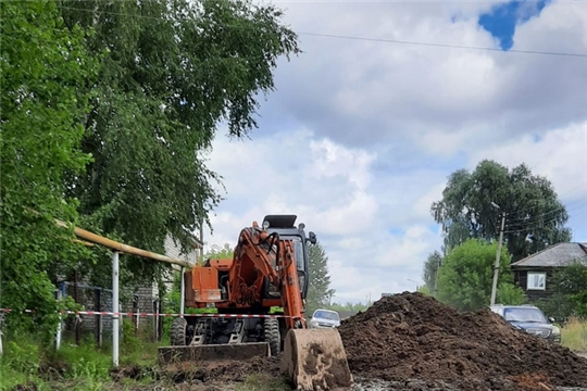 Специалисты МУП «ПУ «Водоканал» ведут работу по устранению аварийной ситуации на водоводе холодного водоснабжения по ул. МОПРа