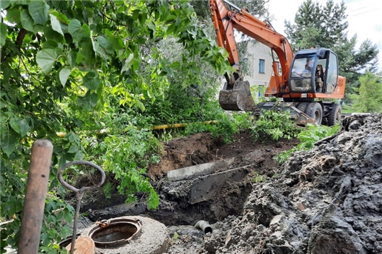 Устранение прорыва на водоводе по улице Коммунальной