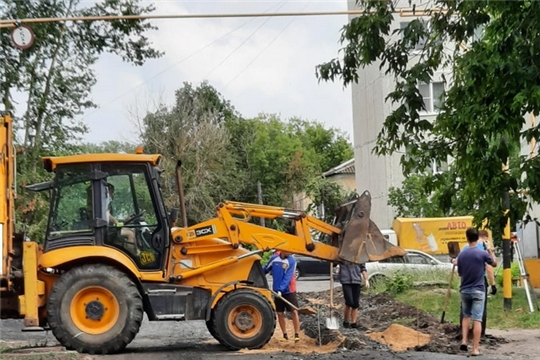 В Шумерле продолжаются работы по ремонту проезжей части дороги и тротуара по переулку Банковский