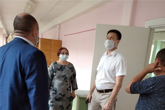 Министр образования и молодежной политики Чувашской Республики Сергей Яковлев курирует ход капитального ремонта в школе №6 города Шумерля