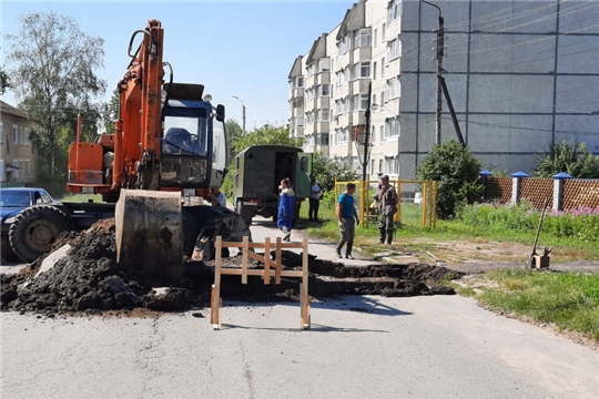 Устранение прорыва на магистральном водоводе по улице Маршала Жукова