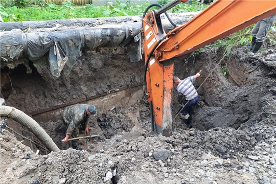 Продолжаются работы по устранению аварии на водоводе холодного водоснабжение возле многоквартирного дома №28 по ул. Щербакова