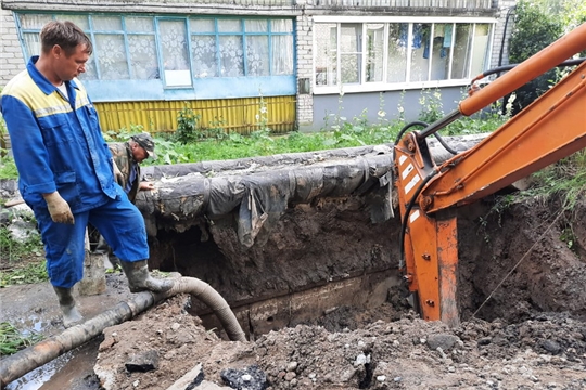 Продолжаются работы по устранению аварии на водоводе холодного водоснабжение возле многоквартирного дома №28 по ул. Щербакова