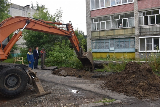 Устранение прорыва на водоводе у дома 28 по улице Щербакова