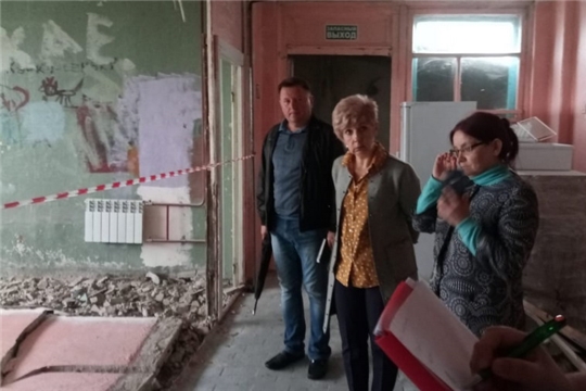 При производстве ремонтно-строительных работ в школе №6 города Шумерля произошло частичное обрушение гипсовой перегородки. Обстоятельства выясняются