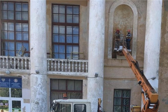 В Центре детского творчества начался косметический ремонт фасада здания