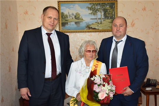 Руководство города Шумерля поздравили «Почетного гражданина» Клару Андреевну Кирель