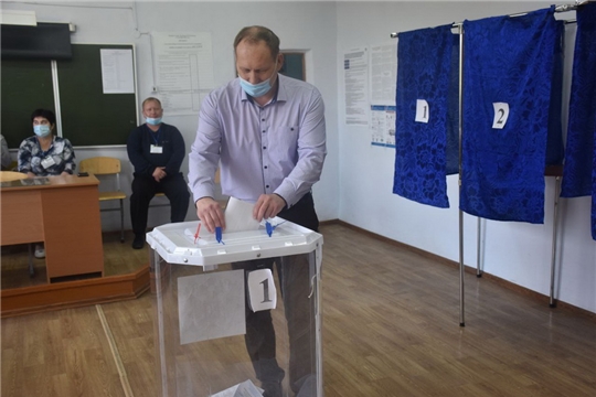 Глава администрации города Шумерля Валерий Шигашев проголосовал на избирательном участке № 2803