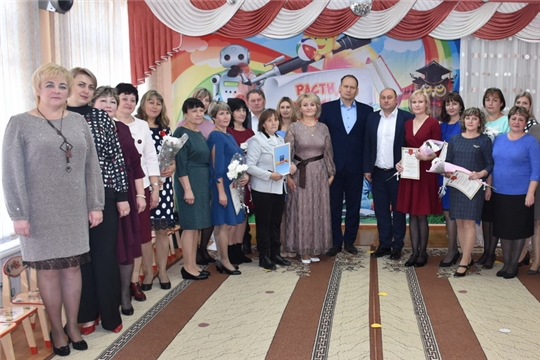 Руководство города Шумерля поздравили дошкольных работников с профессиональным праздником