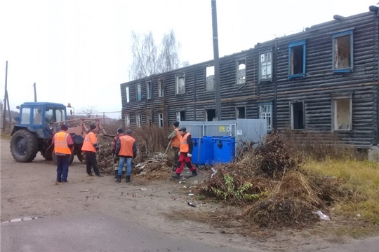 В Шумерле коммунальщики вновь убирают несанкционированные свалки