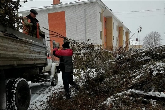 Ликвидация несанкционированных свалок и веток деревьев с мусорных площадок у домов №4 и 6 по улице Интернациональной, №17а по улице М.Жукова и №11 по улице Казанской