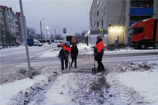 В Шумерле дороги и тротуары расчищают от снега