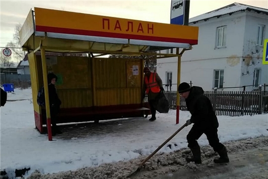 Бригада МУП «Коммунальник» вручную проводит уборку снежных накатов