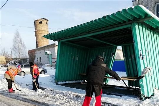 Коммунальщики расчищают от снега подъездные пути