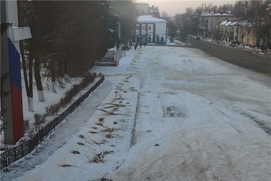 В Шумерле ведется обработка песко-соляной смесью тротуаров, проездов и проходов