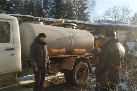 Прорыв на магистральном трубопроводе холодного водоснабжения по проезду Мебельщиков устранен