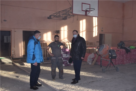 Глава администрации города Шумерля Валерий Шигашев проинспектировал ход ремонтных работ в спортивных объектах