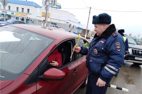 Сотрудники ГИБДД поздравили женщин-водителей с 8 марта