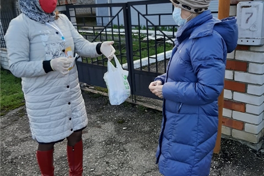 Волонтеры Ибресинского района оказывают помощь пожилым людям.