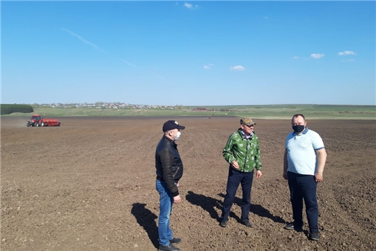 Сергей Артамонов в рамках рабочей поездки ознакомился с ходом работ на полях сельскохозяйственных предприятий Ибресинского района