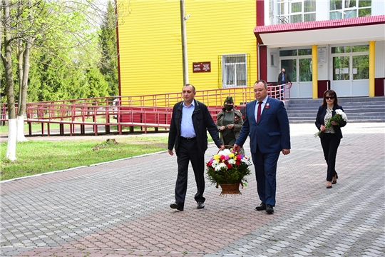 Возложение цветов к обелиску павшим в Великой Отечественной войне