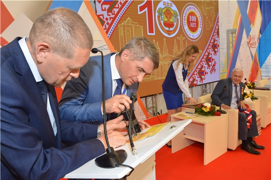 Олег Николаев принял участие в церемонии гашения почтовой марки в честь 100-летнего юбилея Чувашии