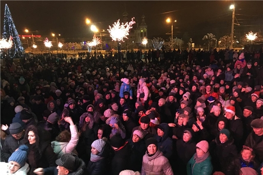 На главной площадке Калининского района царит праздничное новогоднее настроение