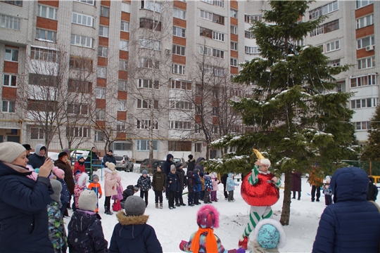 Новый год - в каждый двор! Во дворах Калининского района продолжается марафон новогодних представления