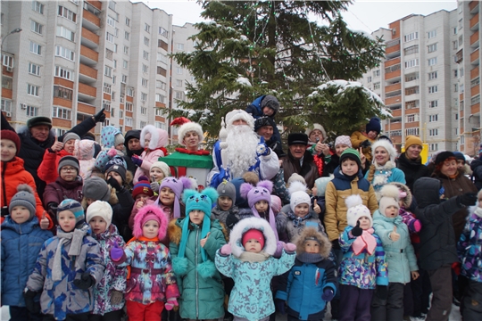 Новый год - в каждый двор! Во дворах Калининского района продолжается марафон новогодних представлений