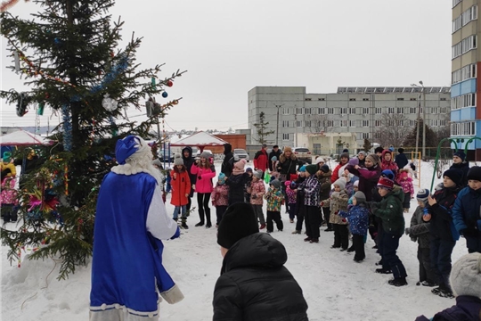 В канун Рождества во дворе дома по проспекту Тракторостроитей прошел дворовой праздник